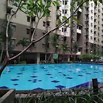 Homey 2Br At Gateway Ahmad Yani Cicadas Apartment By Travelio
